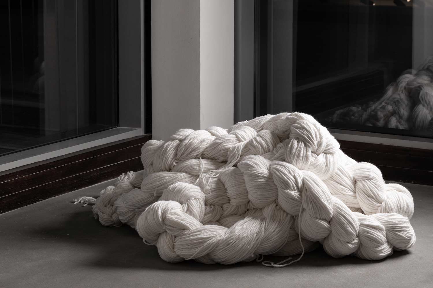 ARTWORK/ Sara Al Haddad, i am trying (2018), hand-crocheted white yarn, 11 meters long